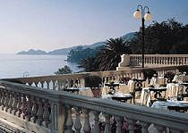 Dining al-fresco on the Riviera